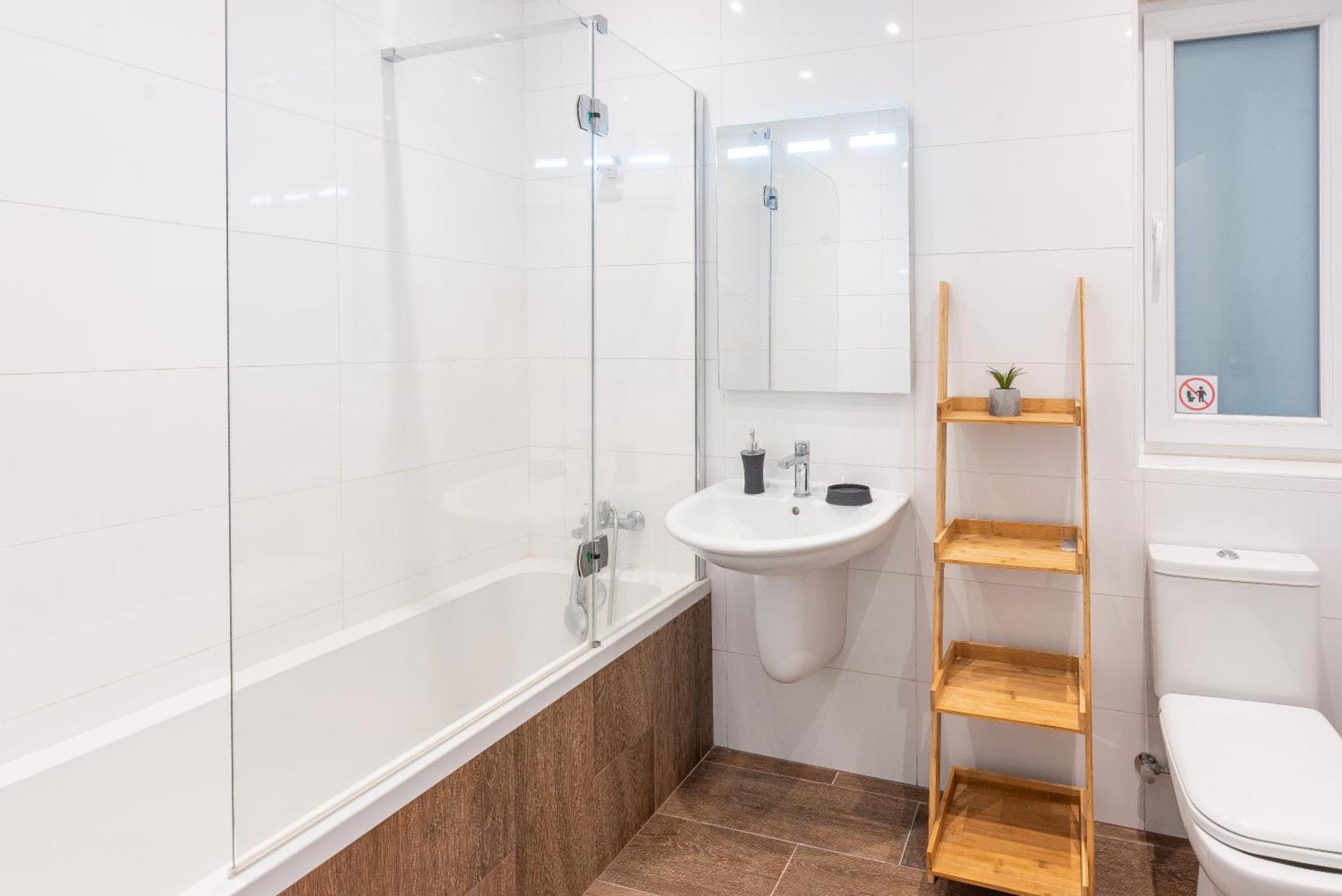 Modern & Luxurious Apartment - Prime Location Сейнт Полс Бей Екстериор снимка