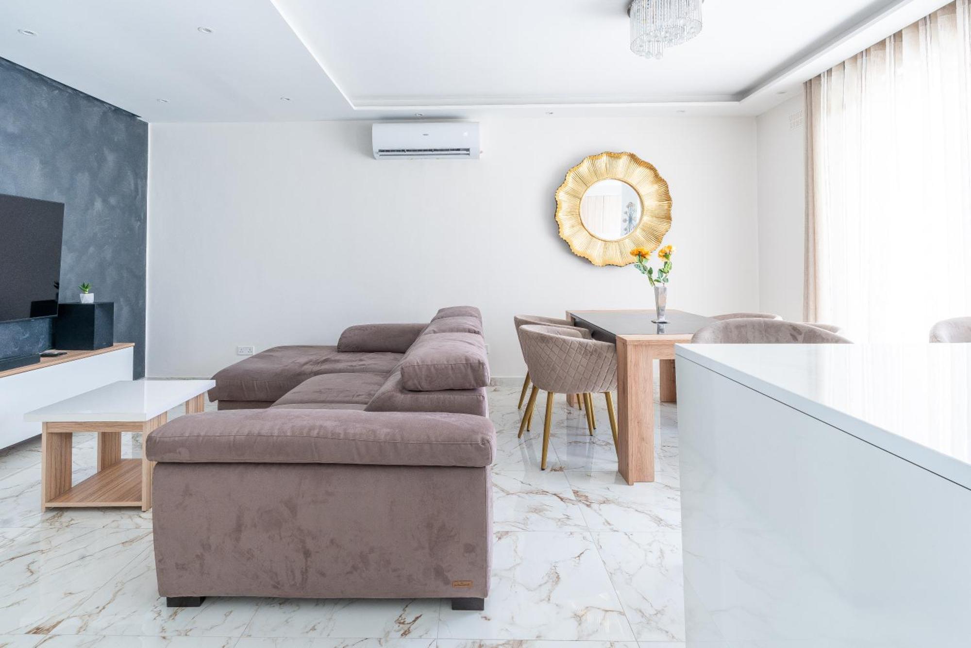 Modern & Luxurious Apartment - Prime Location Сейнт Полс Бей Екстериор снимка