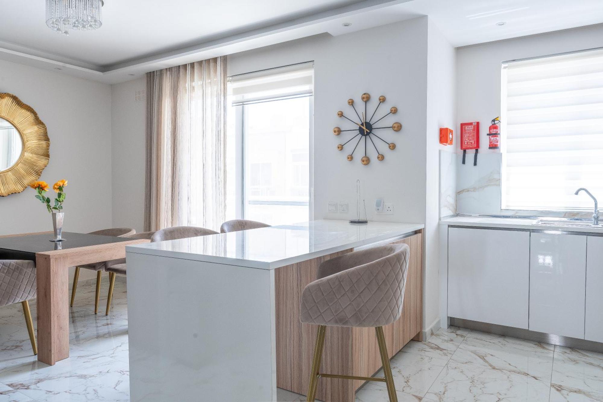 Modern & Luxurious Apartment - Prime Location Сейнт Полс Бей Екстериор снимка