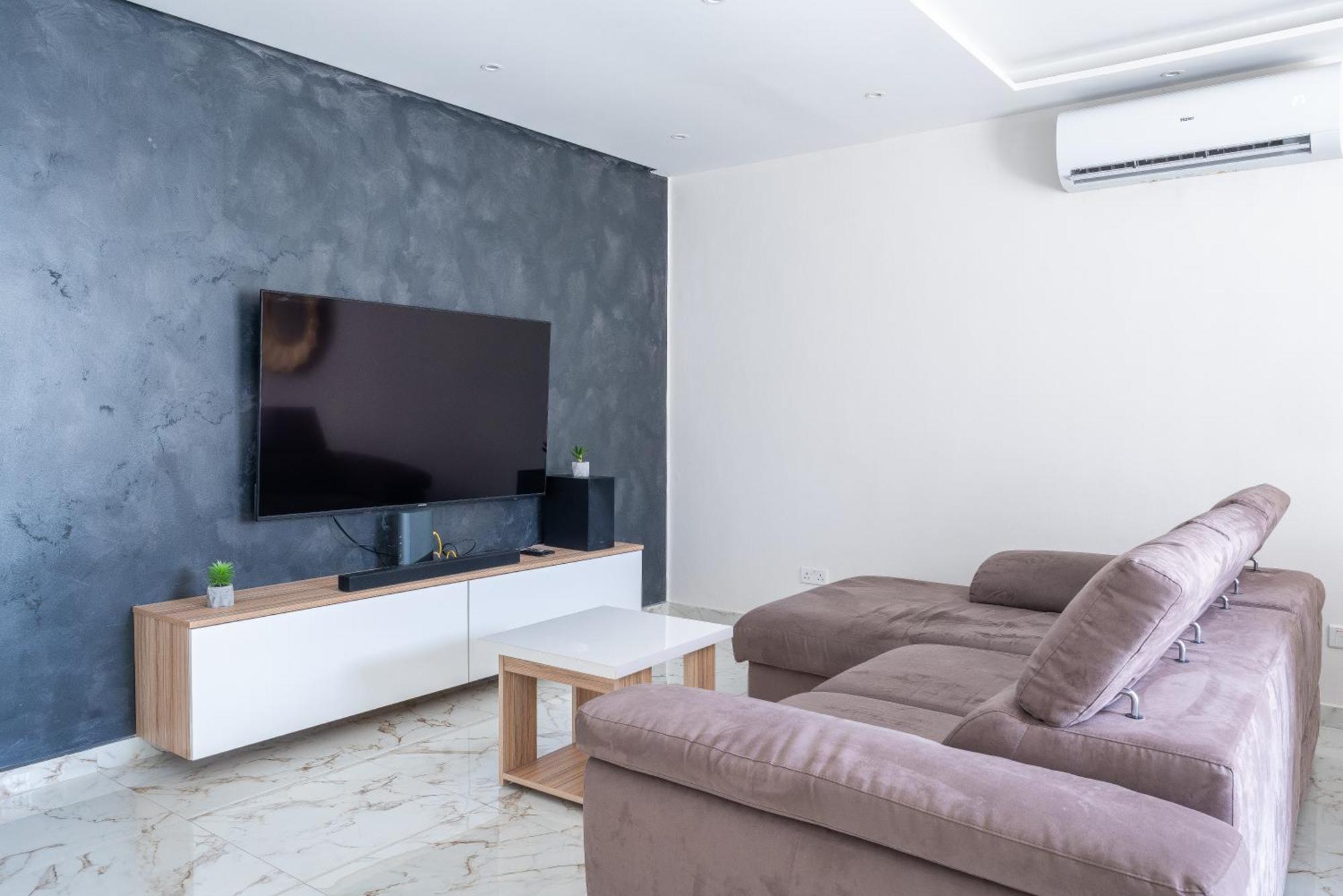 Modern & Luxurious Apartment - Prime Location Сейнт Полс Бей Екстериор снимка